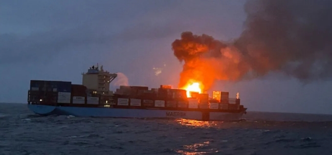 馬士基一集裝箱船突發(fā)大火！曾掛靠國(guó)內(nèi)多個(gè)港口，疑似有危險(xiǎn)品爆炸