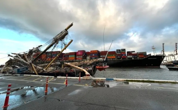馬士基一集裝箱船在港口發生嚴重碰撞事故！