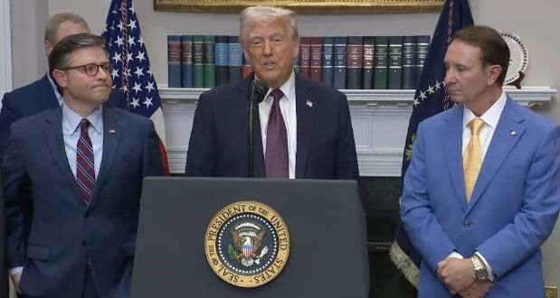 突發(fā)！特朗普簽了：25%關(guān)稅！中方回應(yīng)！