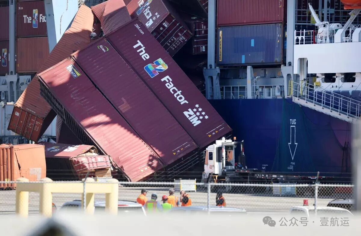 突發！以星美西快線ZEX一集裝箱船在洛杉磯港發生嚴重堆垛倒塌，數十個貨柜墜海